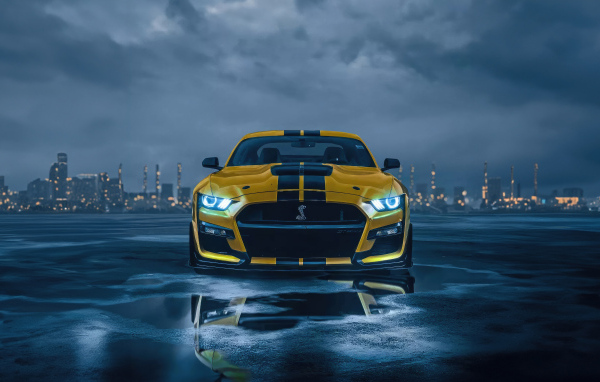 Желтый спортивный автомобиль Ford Mustang на фоне грозового неба