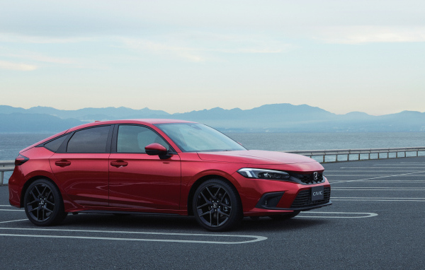 Красный автомобиль Honda Civic Hatchback 2022