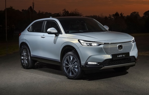 Серебристый Honda HR-V ночью