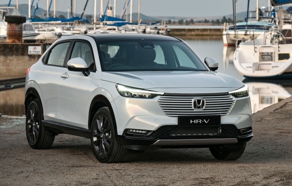 Серебристый внедорожник Honda HR-V 2022