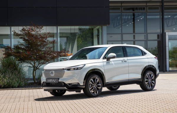 Белый внедорожник Honda HR-V