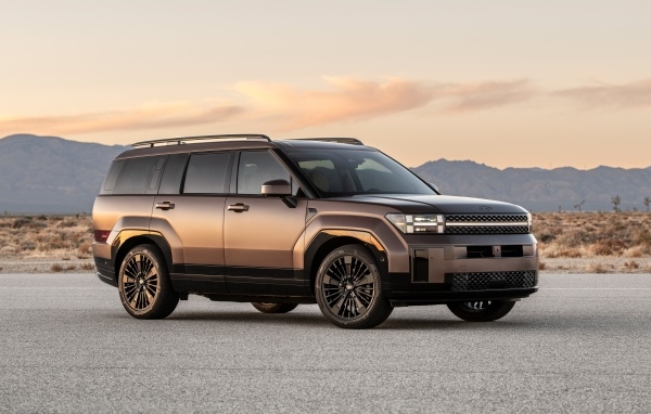 Большой внедорожник Hyundai Santa Fe Calligraphy 2024 года