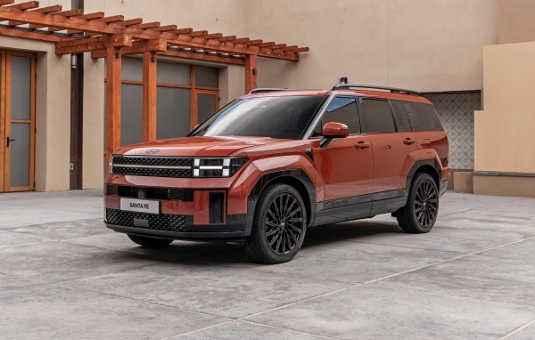 Красный внедорожник Hyundai Santa Fe 2.5T