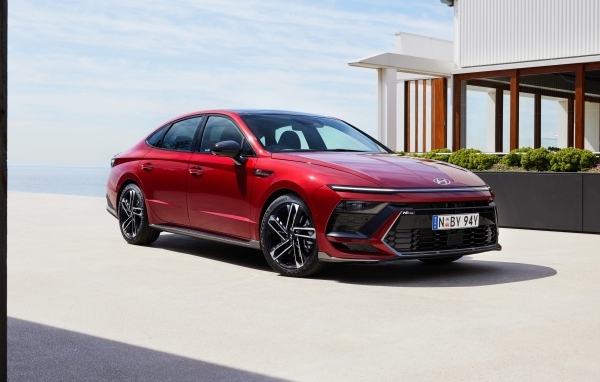 Красный автомобиль Hyundai Sonata N Line