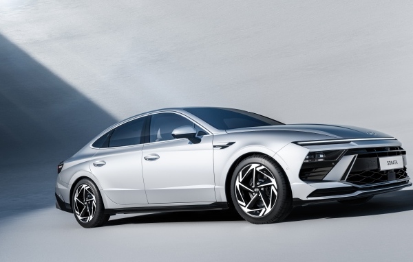 Серебристый новый автомобиль Hyundai Sonata 2023 года