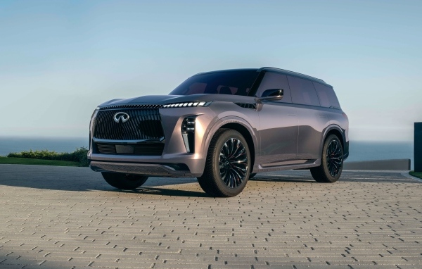 Большой серебристый внедорожник Infiniti QX Monograph