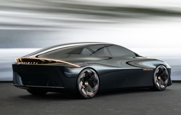 Вид сзади на черный автомобиль концепт Infiniti Vision Qe 2023 года
