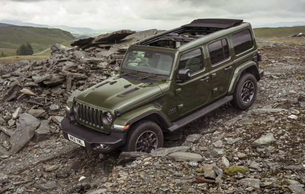Внедорожник Jeep Wrangler Unlimited 80th Anniversary 2021  года на камнях