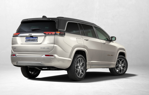Внедорожник Jeep Commander Overland 2022 года вид сзади