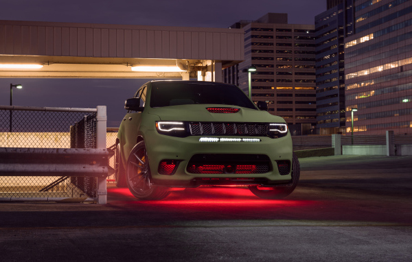 Большой стильный Jeep Trackhawk у здания