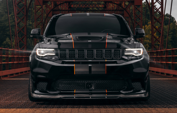 Черный Jeep Trackhawk на мосту