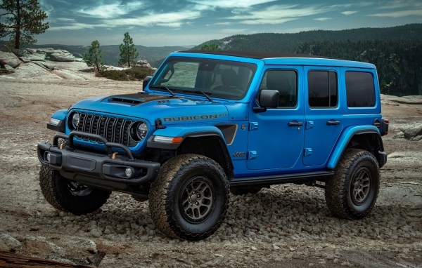 Синий Jeep Wrangler Unlimited Rubicon 2023 года