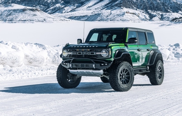 Зеленый джип Hennessey VelociRaptor 500 Bronco 2023 года на снегу