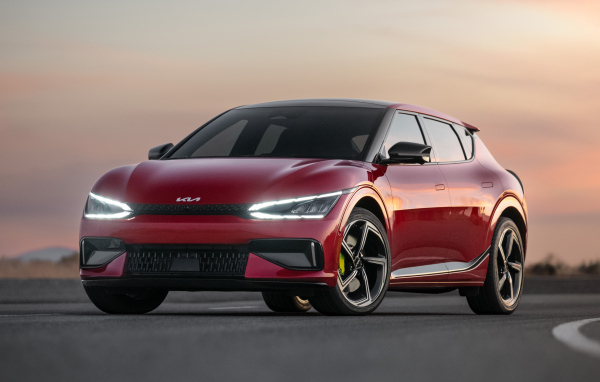 Красивый красный автомобиль Kia EV6 GT 2023  года