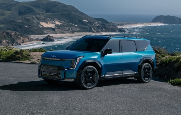 Синий автомобиль Kia EV9 GT-Line 2024 года