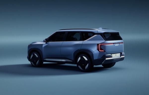 Автомобиль Kia EV5 2023 года вид сзади