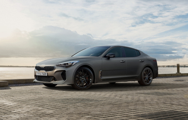 Автомобиль Kia Stinger GT Tribute 2023 на фоне красивого неба