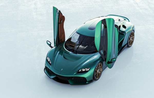 Автомобиль  Koenigsegg Gemera 2024 года с открытыми дверями