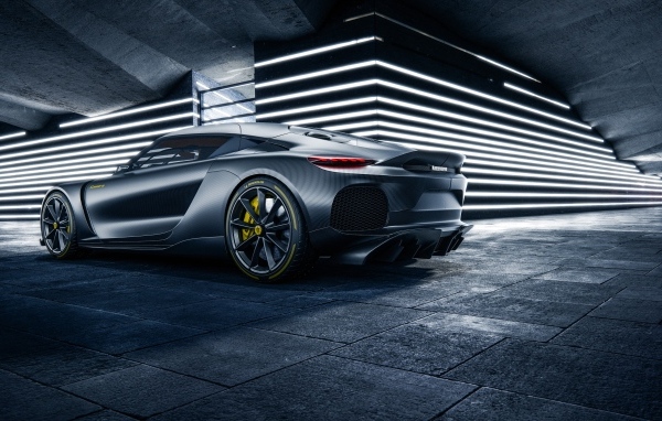 Автомобиль Koenigsegg Gemera вид сзади