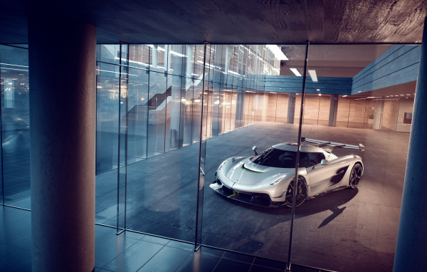 Автомобиль Koenigsegg Jesko у стекла