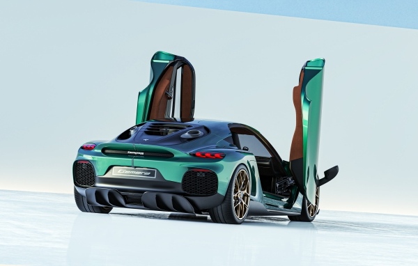 Вид сзади на автомобиль Koenigsegg Gemera 2024 года