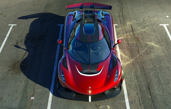 Красный спортивный автомобиль Koenigsegg Jesko