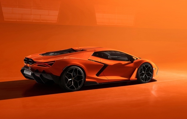 Автомобиль  Lamborghini Revuelto 2023 года вид сзади