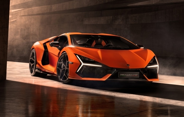 Быстрый автомобиль Lamborghini Revuelto 2023 года