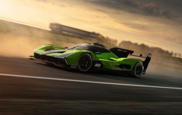 Автомобиль Lamborghini SC63 2023 года на гоночной трассе