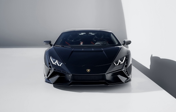 Черный автомобиль Lamborghini Huracán Tecnica 2023 года вид спереди