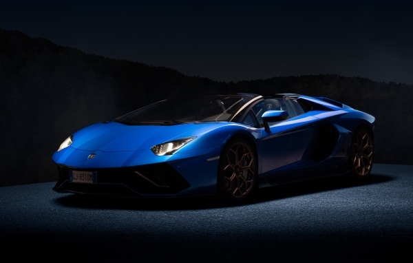 Синий автомобиль Lamborghini Aventador на черном фоне