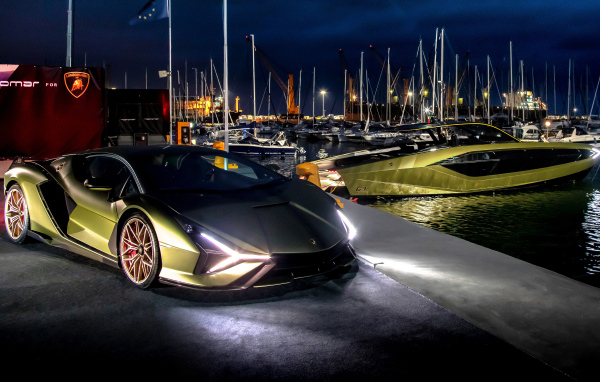 Автомобиль  Lamborghini 63 Lamborghini Sián  на пристани 