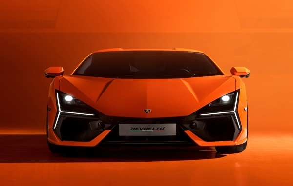 Автомобиль Lamborghini Revuelto 2023 на красном фоне
