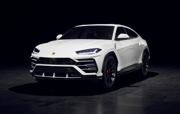 Автомобиль Lamborghini Urus вид спереди