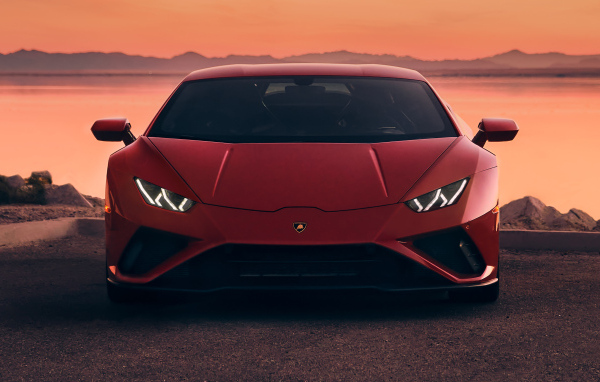 Дорогой красный автомобиль Lamborghini Huracan EVO RWD у воды