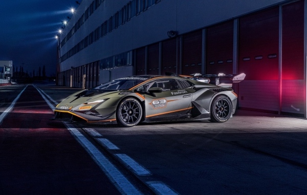 Быстрый автомобиль Lamborghini Huracán Super Trofeo EVO2