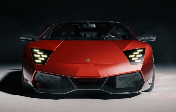 Вид спереди на красный автомобиль  Lamborghini Murcielago