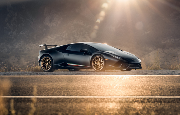 Автомобиль Lamborghini Huracan Performante в лучах солнца