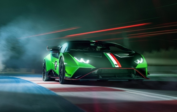 Автомобиль Lamborghini Huracan STO SC 10 Anniversario в дыму