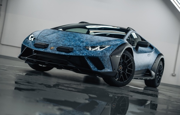Автомобиль Lamborghini Huracán  в здании