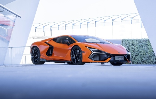 Оранжевый автомобиль Lamborghini Revuelto
