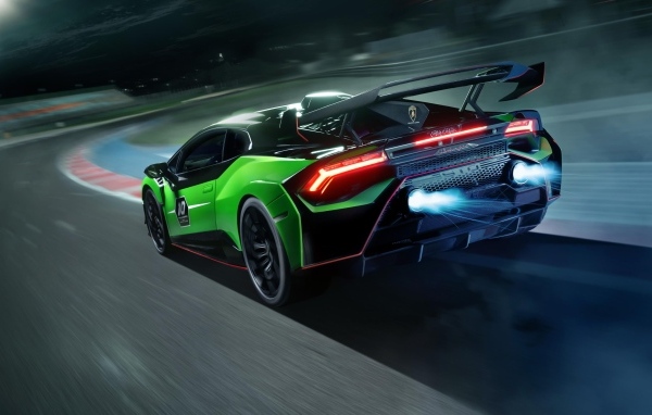 Вид сзади на автомобиль Lamborghini Huracan STO SC 10 Anniversario