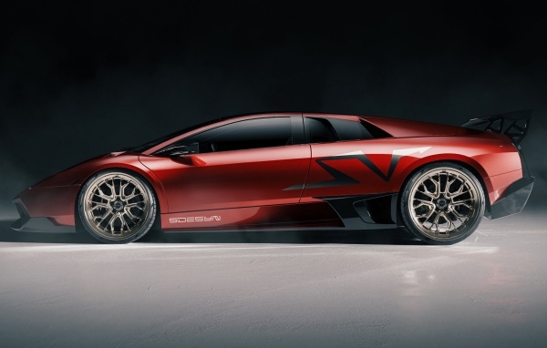 Вид сбоку на красный автомобиль Lamborghini Murcielago
