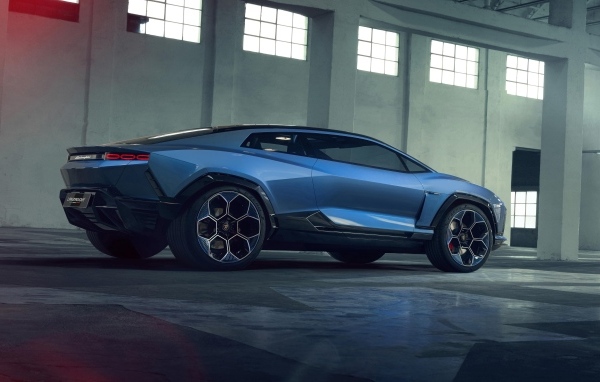 Вид сбоку на автомобиль Lamborghini Lanzador Concept EV