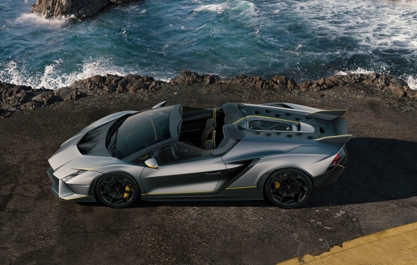 Серебристый автомобиль Lamborghini Autentica 2024  года вид сверху