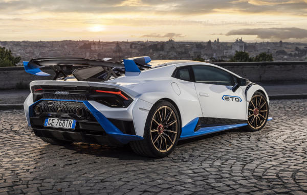 Спортивный Lamborghini Huracán STO на фоне заката 