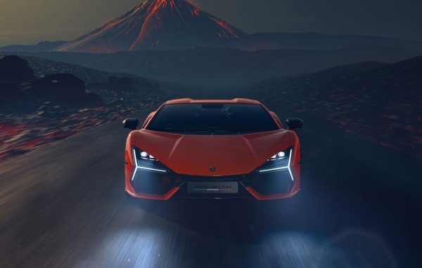 Спортивный Lamborghini Revuelto на фоне вулкана