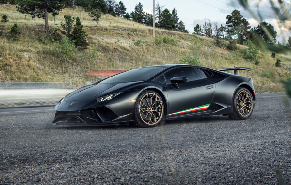 Спорткар Lamborghini Huracan Performante на дороге