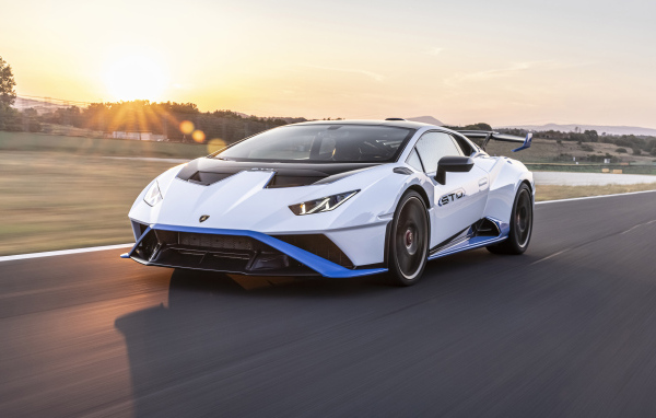 Белый Lamborghini Huracán STO 2022 года 