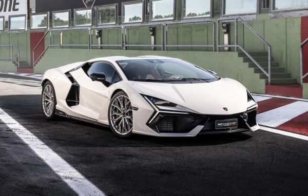 Белый автомобиль Lamborghini Revuelto